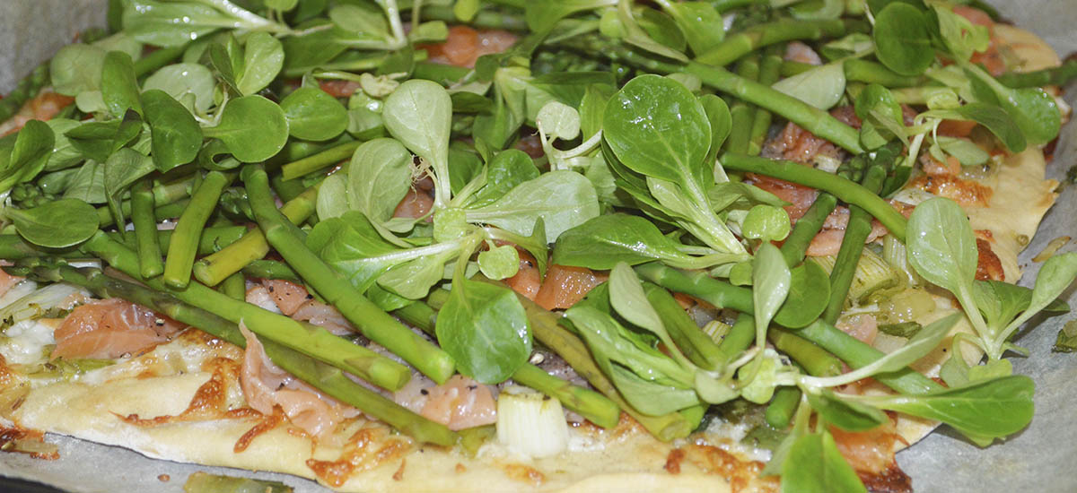 Pizza med laks og grønt