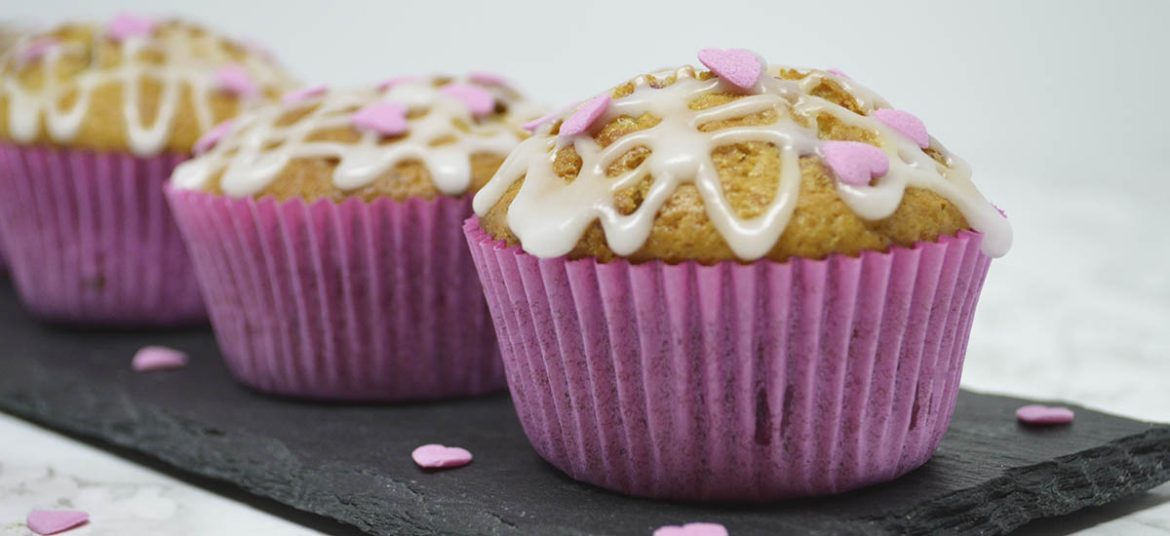 Muffins med hindbær og hvid chokolade