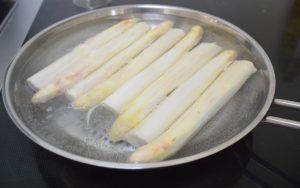 Kogning af hvide asparges