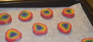 Regnbue cookies - på pladen