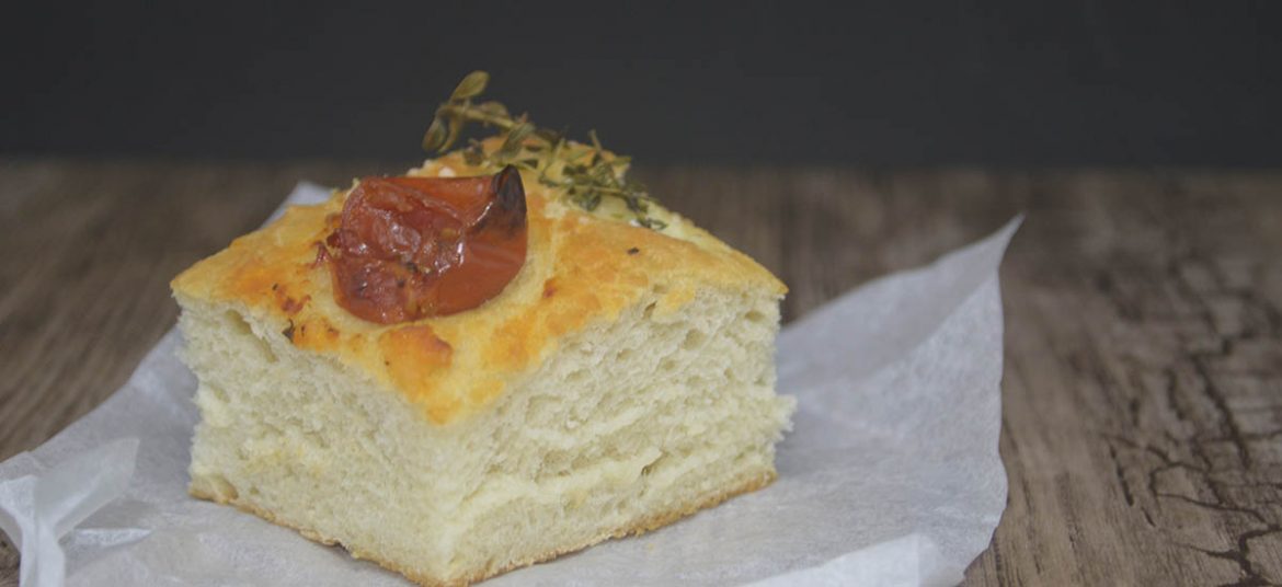 Foccacia med soltørrede tomater