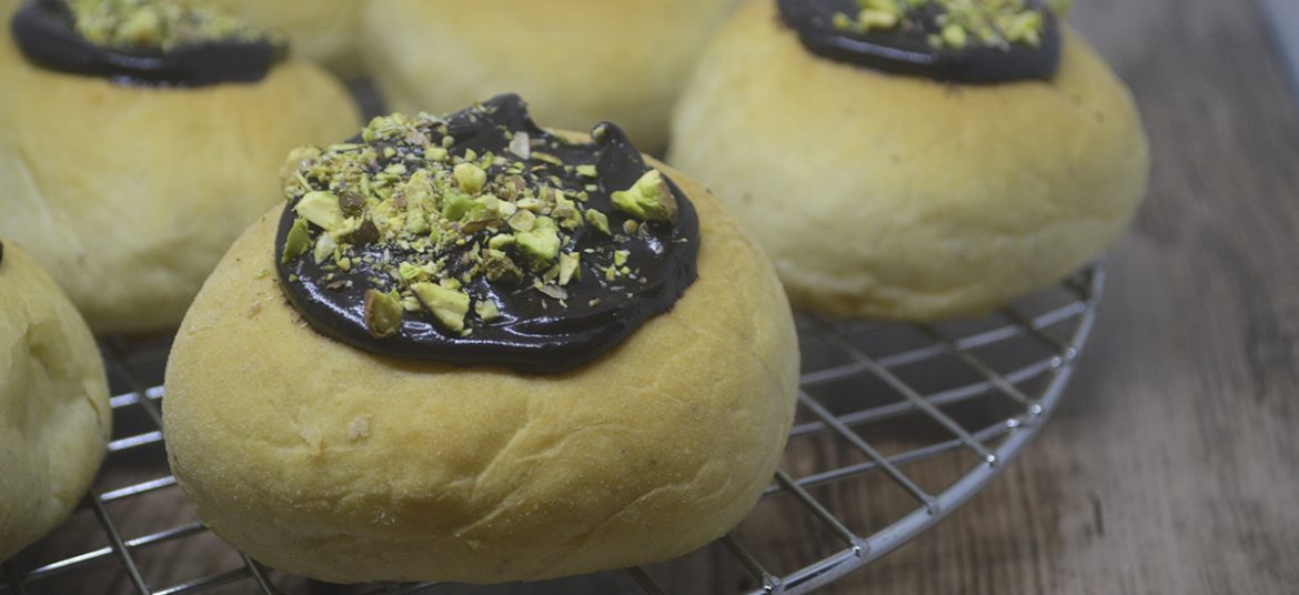 Fastelavnsboller med marcipan og chokolade