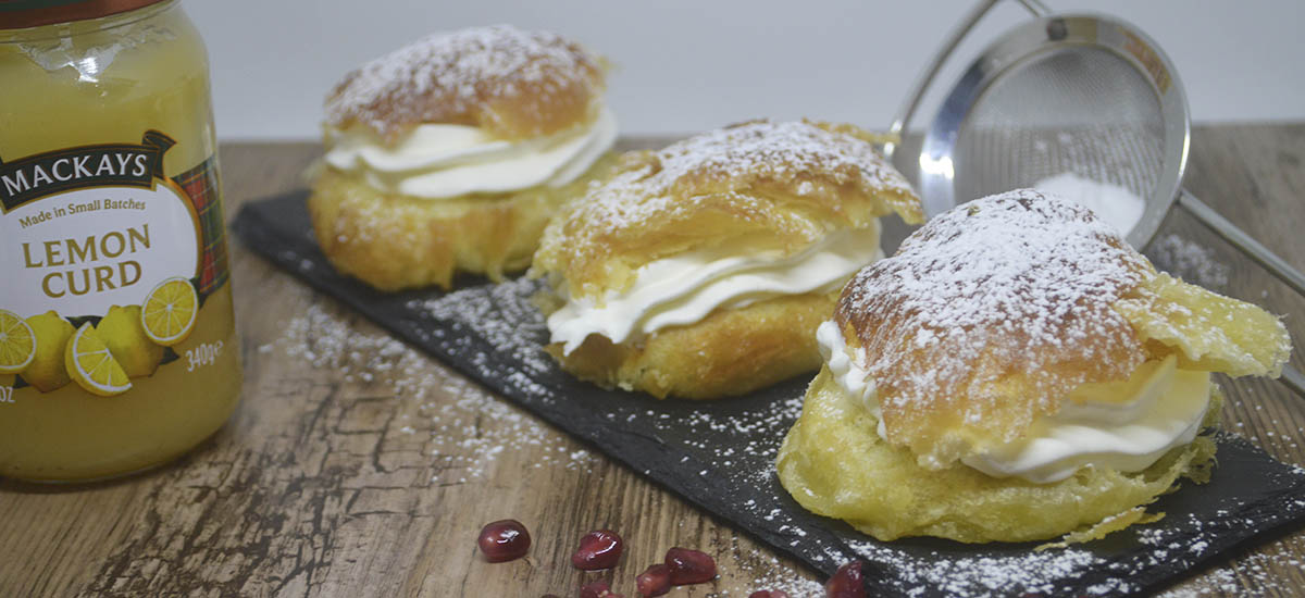 Fastelavnsboller med lemoncurd og granatæble