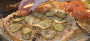 Kæmpe burger samles